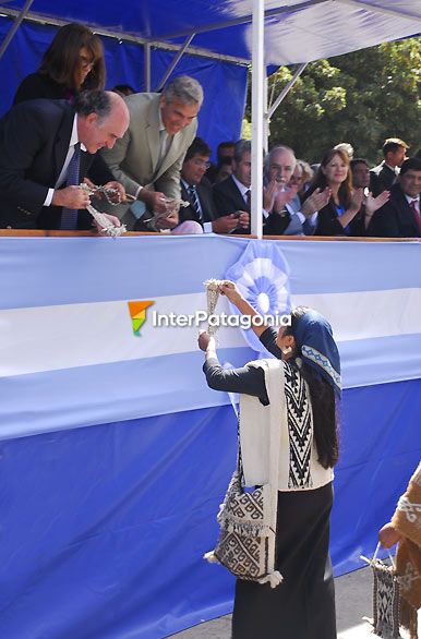 Ofrenda Mapuche, desfile aniversario - San Martn de los Andes