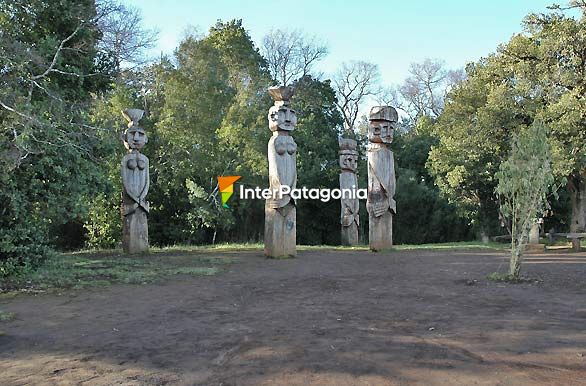 Chamemules, estatuas de madera - Temuco