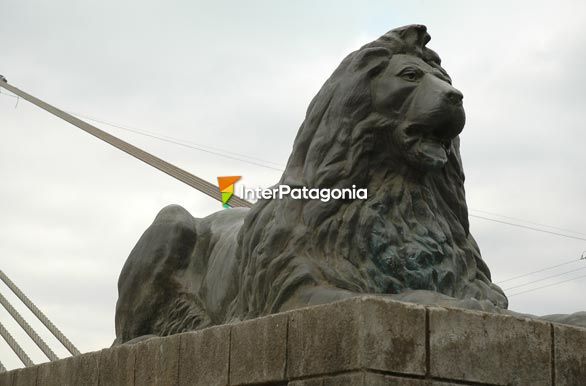 Leones de bronce en el puente Montalva - Temuco