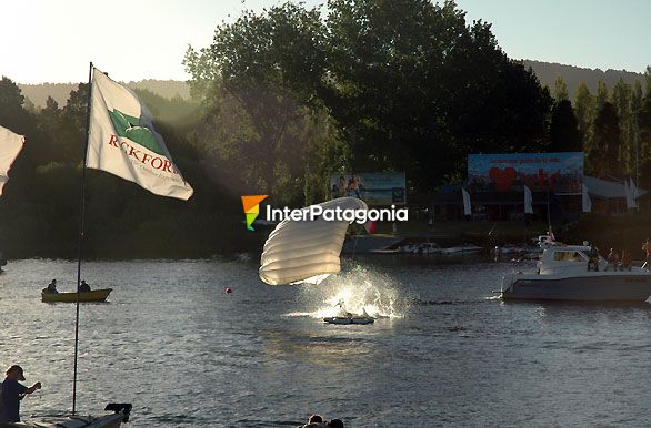 Campeonato de paracaidismo al agua
