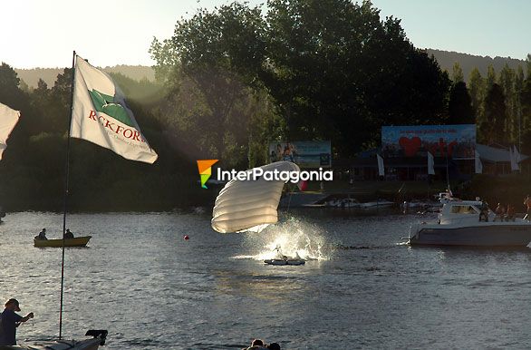 Campeonato de paracaidismo al agua - Valdivia