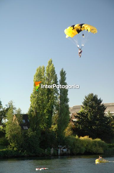 Campeonato de paracaidismo al agua - Valdivia