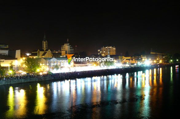 Costanera de noche - Valdivia