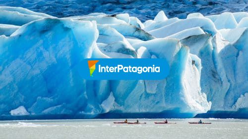 En kayak en campos de hielo sur