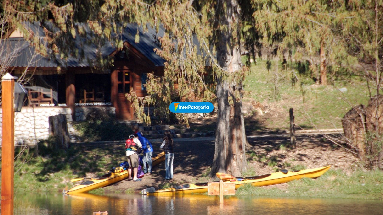 Preparando salida en kayak - Villa La Angostura